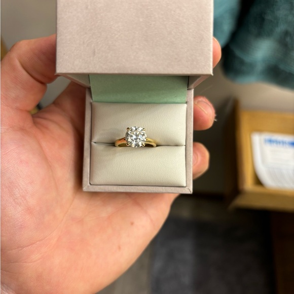 2.8 carat lab grown engagement ring - Picture 2 of 4